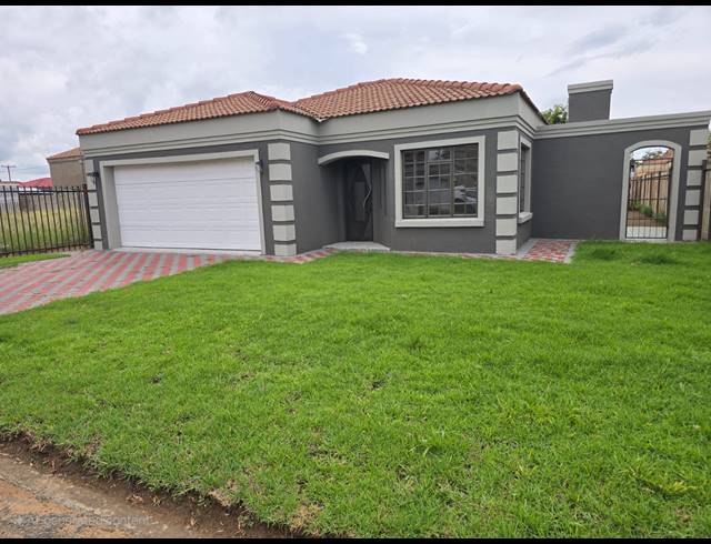 4 BEDROOM HOUSE FOR SALE IN MANDELA VIEW